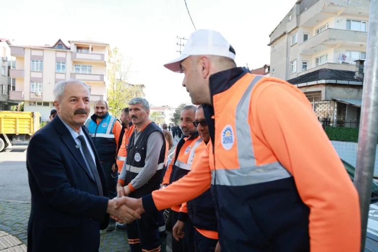 Gebze Belediye Başkanı Zinnur Büyükgöz, Şehit Şaban Töngel Parkı'ndaki bahar temizliği çalışmalarını inceliyor.