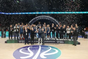 Çayırova Belediyesi basketbol takımının şampiyonluk kupasını kaldırdığı an