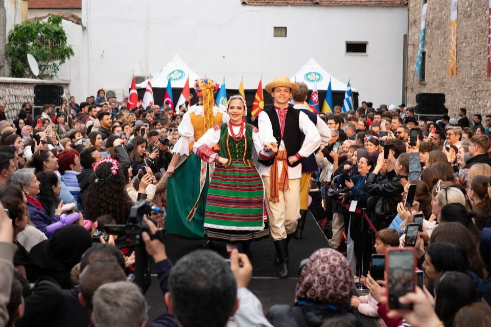 Manisa Mesir Festivali'nde Azerbaycan, İtalya, Endonezya gibi ülkelerden gelen misafirlerin geleneksel kıyafetleriyle katıldığı kültür defilesi