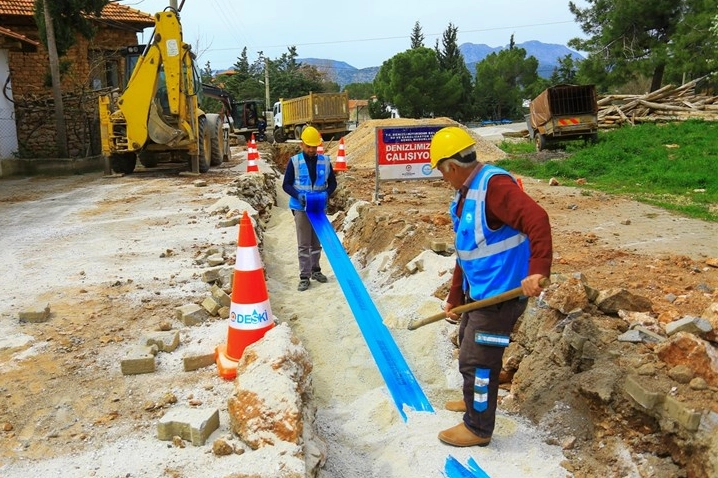 Denizli DESKİ'nin Yazır Mahallesi'nde hayata geçirdiği 4.1 milyon TL'lik içme suyu altyapı yenileme projesi kapsamında döşenen yeni borular