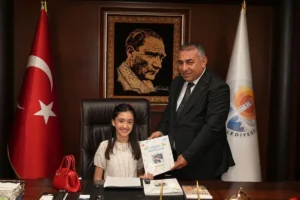 Adana'da 23 Nisan Ulusal Egemenlik ve Çocuk Bayramı kapsamında makama oturan minik öğrenci Zeynep Demir