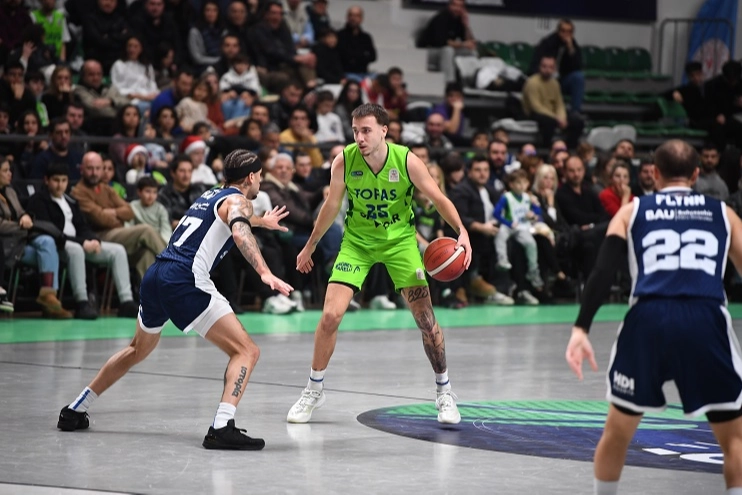 TOFAŞ basketbol takımı oyuncuları sahada mücadele ederken