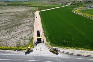 Şanlıurfa Karaköprü'de sıcak asfalt çalışması yapılan grup yolu