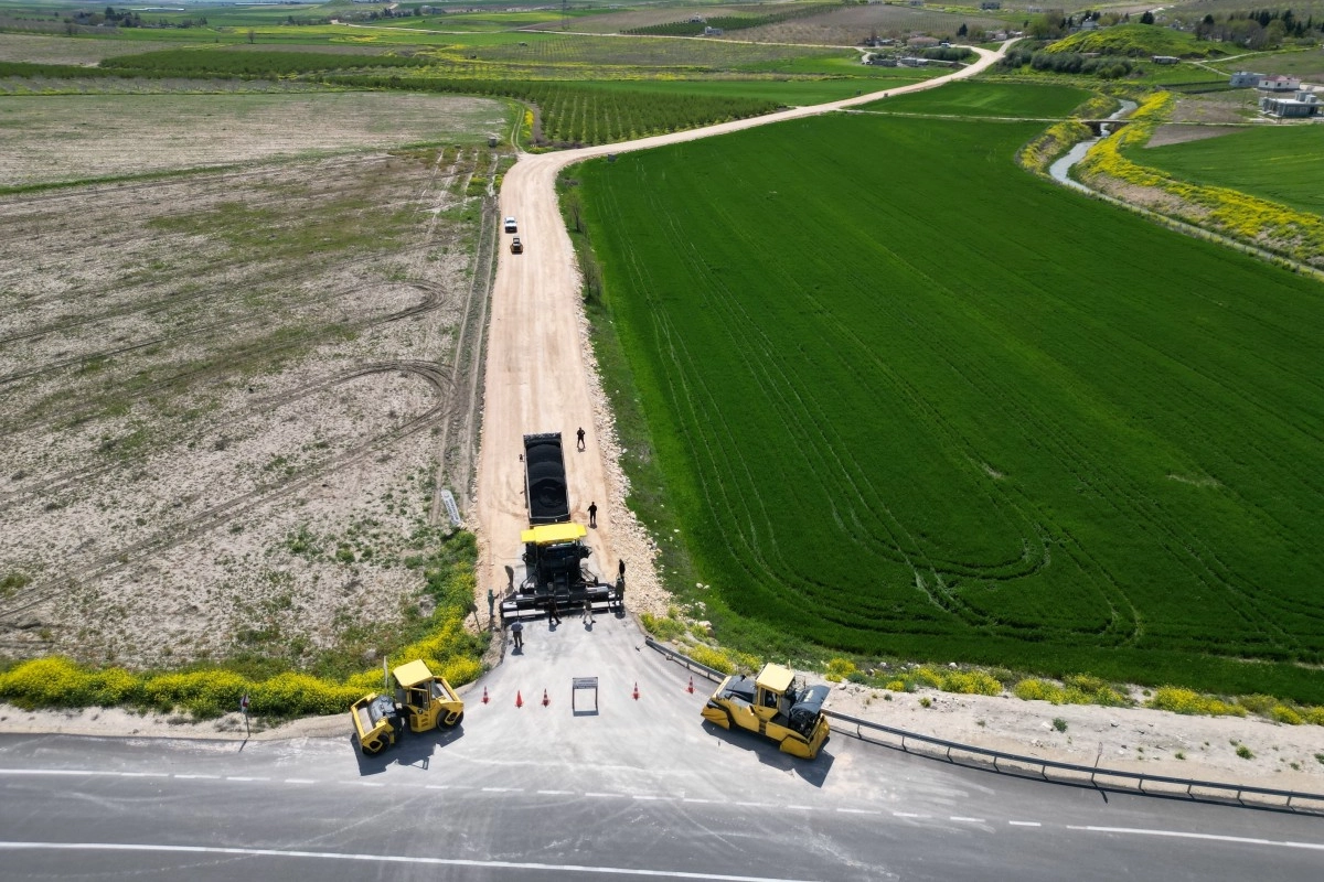 Şanlıurfa Karaköprü'de sıcak asfalt çalışması yapılan grup yolu