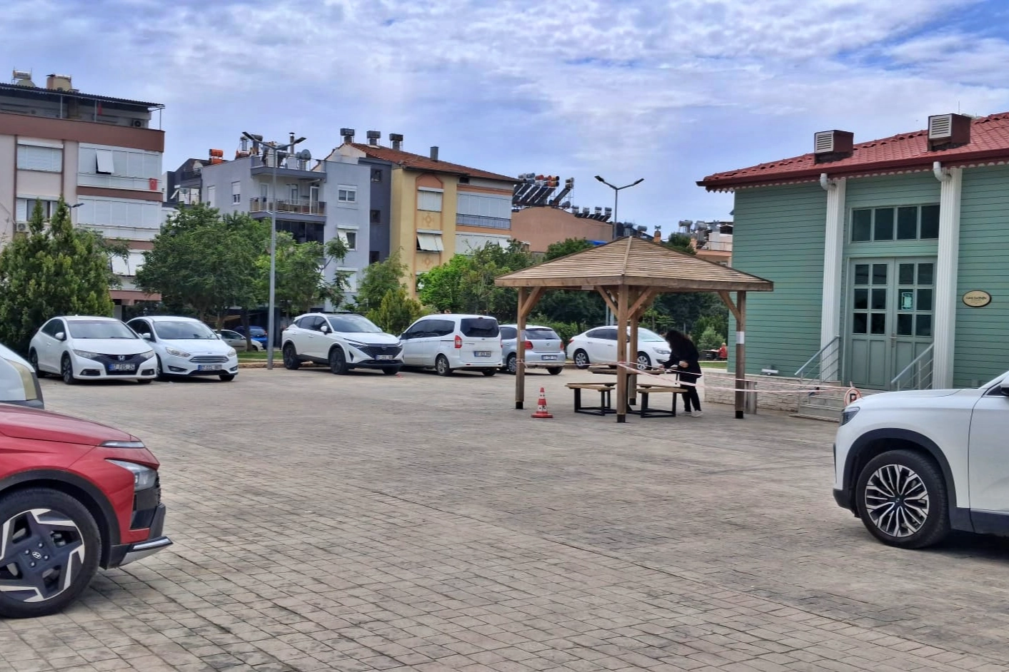 Antalya'da Cahit Zarifoğlu Kütüphanesi otoparkında alkol tüketildiği iddiaları üzerine öğrencilerin ve velilerin güvenlik endişeleri.