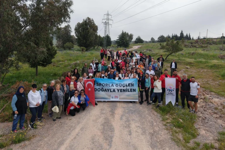 Çiğli Belediyesi doğa yürüyüşü etkinliği katılımcıları