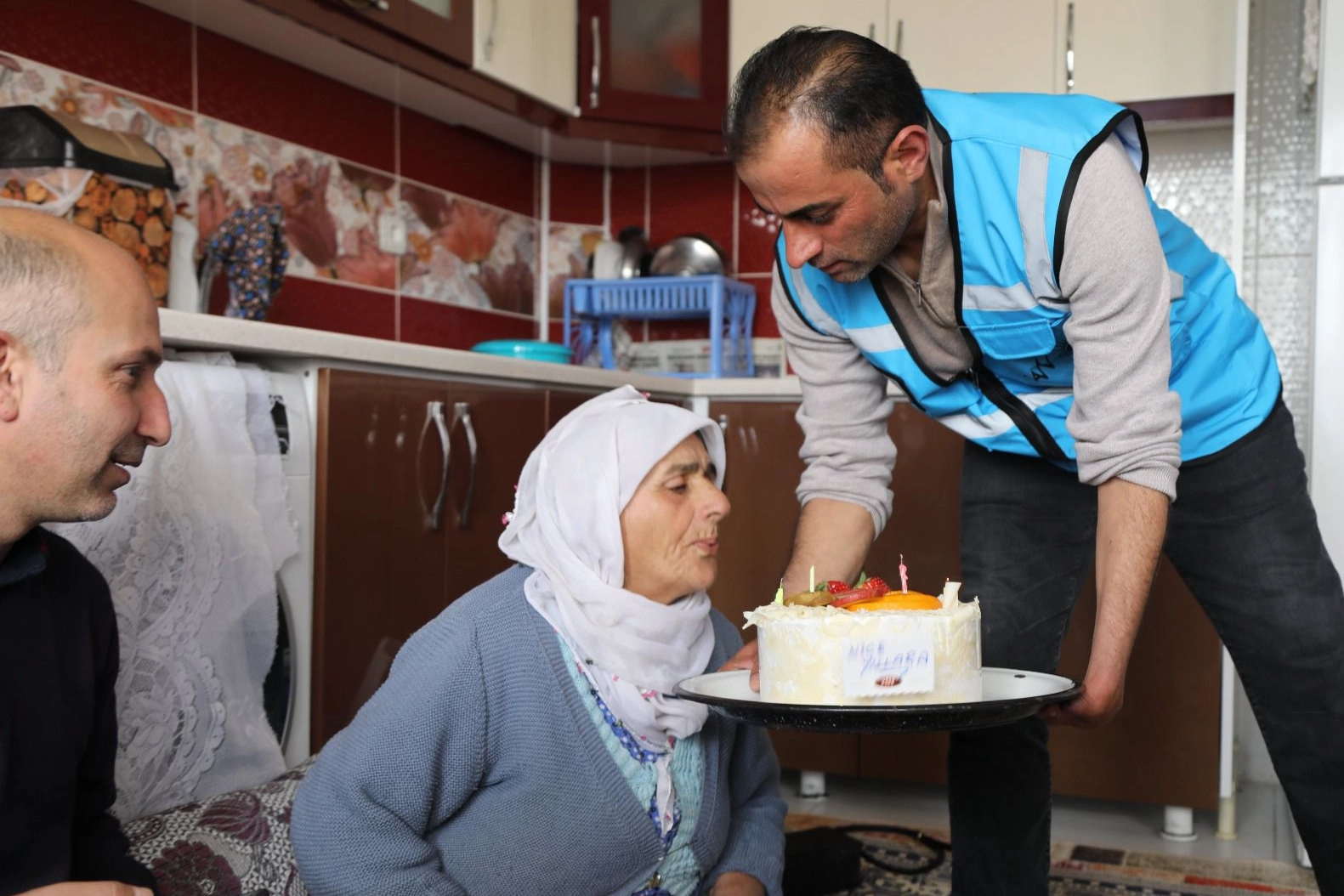 Van Büyükşehir Belediyesi ekipleri, 75 yaşındaki Besra Artin'in doğum gününü kutluyor.