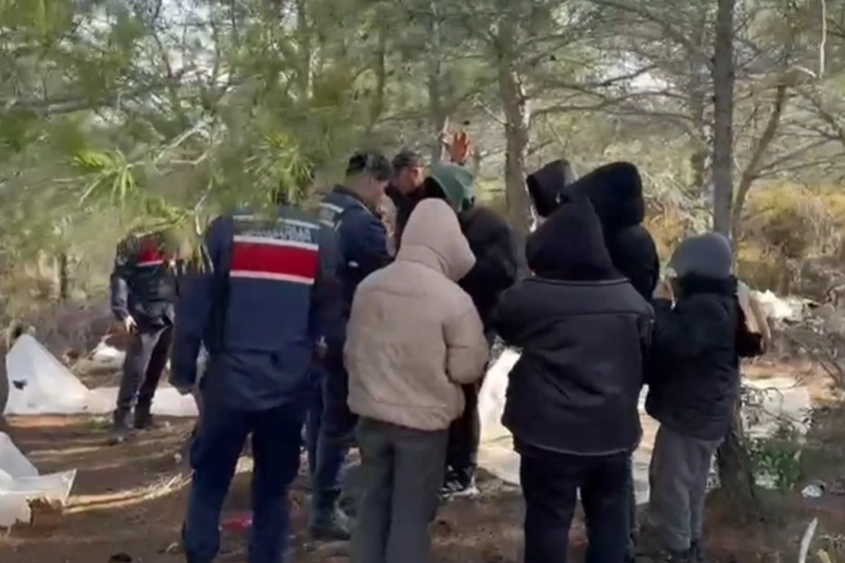 24 ilde jandarma tarafından düzenlenen kaçak göçmen operasyonunda yakalanan organizatörler ve ele geçirilen araçlar.