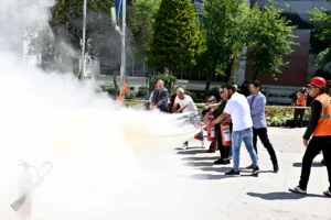 Muratpaşa Belediyesi personeli, ana hizmet binasında gerçekleştirilen yangın tatbikatına katılıyor.
