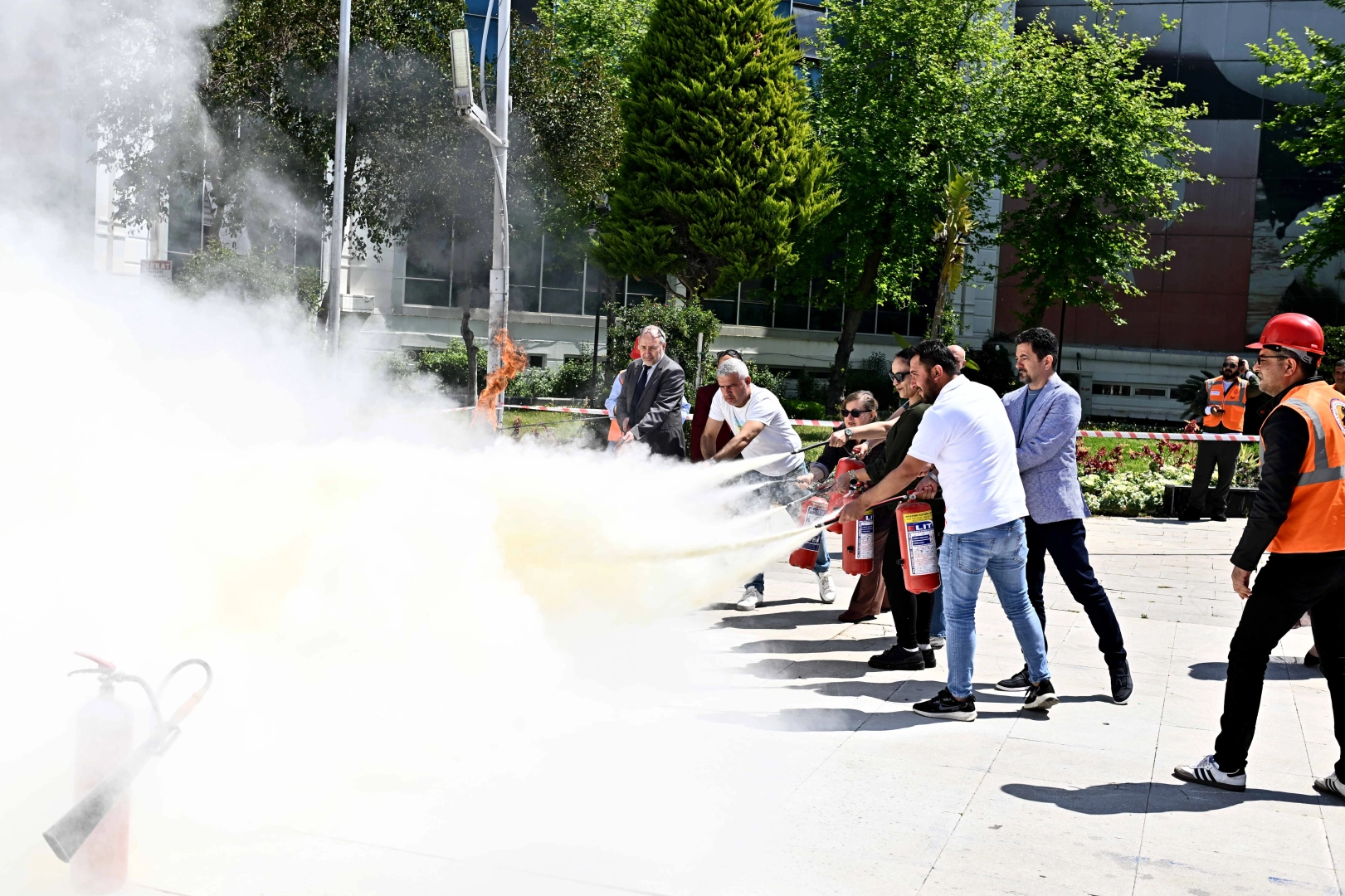 Muratpaşa Belediyesi personeli, ana hizmet binasında gerçekleştirilen yangın tatbikatına katılıyor.