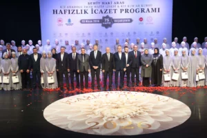 Başakşehir'de hafızlık icazet töreninde konuşma yapan Belediye Başkanı Yasin Kartoğlu