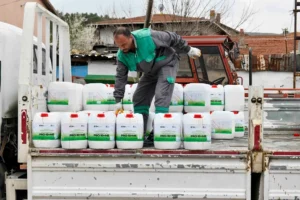 Ankara Büyükşehir Belediyesi tarafından üreticilere dağıtılan sıvı gübreler