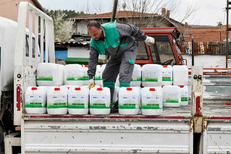Ankara Büyükşehir Belediyesi tarafından üreticilere dağıtılan sıvı gübreler