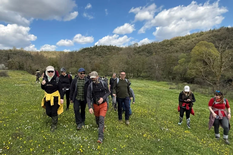 Kocaeli'de Turizm Haftası kapsamında düzenlenen doğa yürüyüşüne katılanlar Ballıkayalar Tabiat Parkı'nda yürüyor.