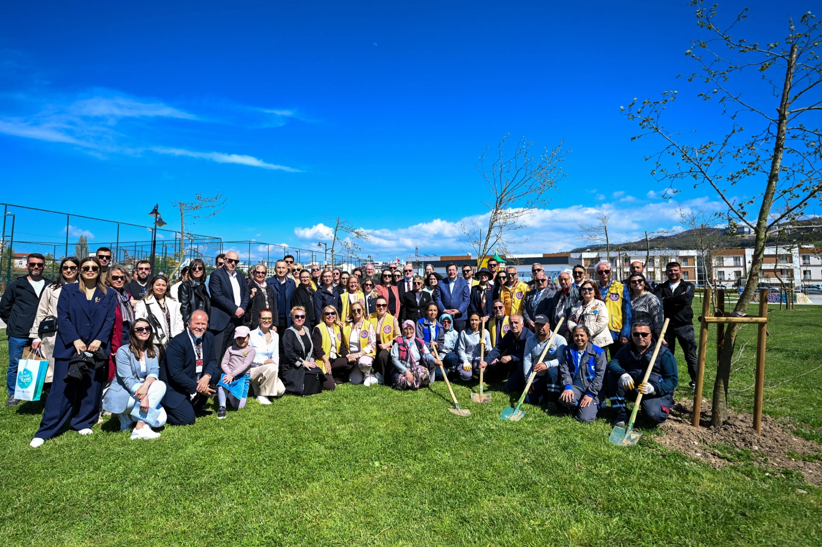 Çanakkale'de Avustralya Büyükelçiliği ve belediye iş birliğiyle 118 yetişkin ağaç dikildi.