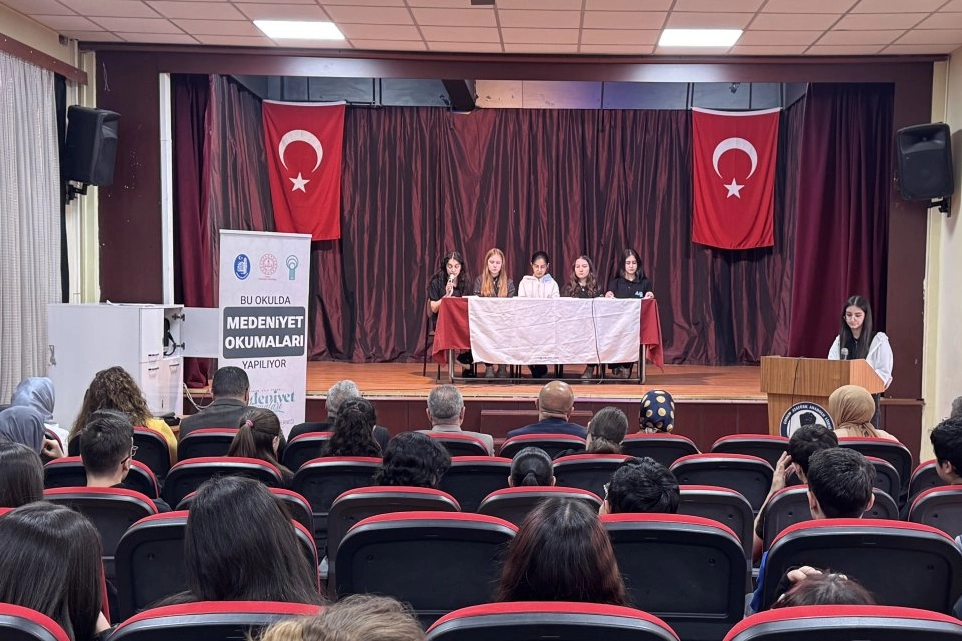 Çorum'da lise öğrencileri Medeniyet Okumaları Projesi kapsamında Ahmet Hamdi Tanpınar'ın Beş Şehir adlı eserini tartışıyor.