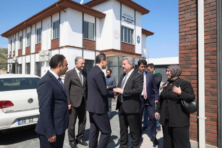 Melikgazi Belediye Başkanı Doç. Dr. Mustafa Palancıoğlu yeni yapılacak diş hastanesi hakkında bilgi veriyor