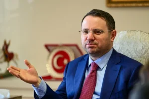 Adalet Bakanlığı logosu ve faili meçhul dosyaları temsil eden bir adalet terazisi görseli.