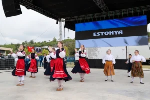 Antalya Uluslararası Çocuk Festivali'nde farklı ülkelerden gelen çocuklar geleneksel kıyafetleriyle dans ediyor.