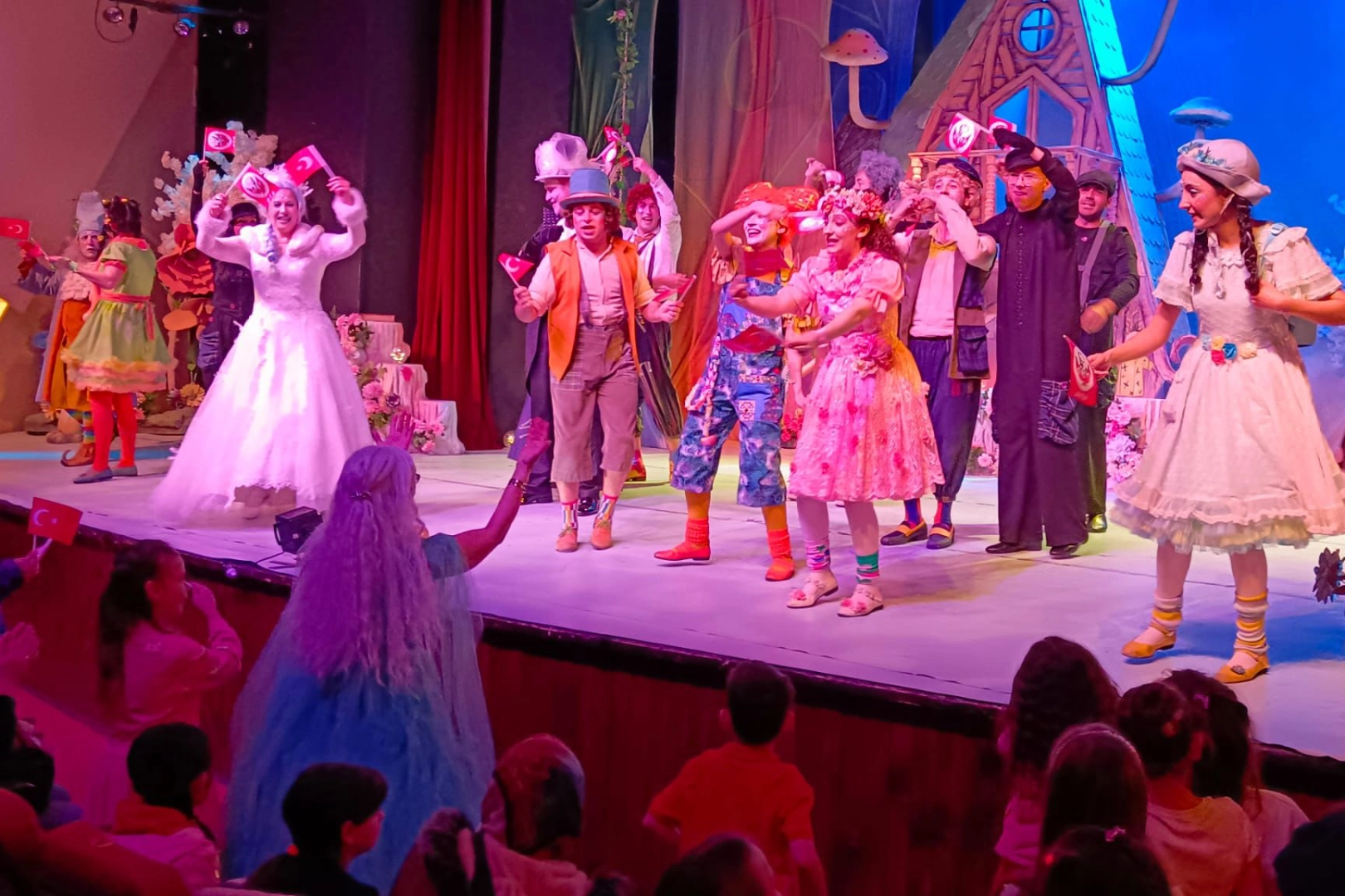 Bursa Devlet Tiyatrosu'nda 'Bencil Dev' oyunuyla 23 Nisan kutlaması