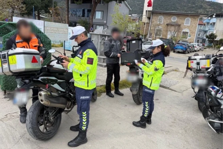Bursa'da trafik jandarması ekiplerinin motosikletlere yönelik gerçekleştirdiği sıkı denetimler.