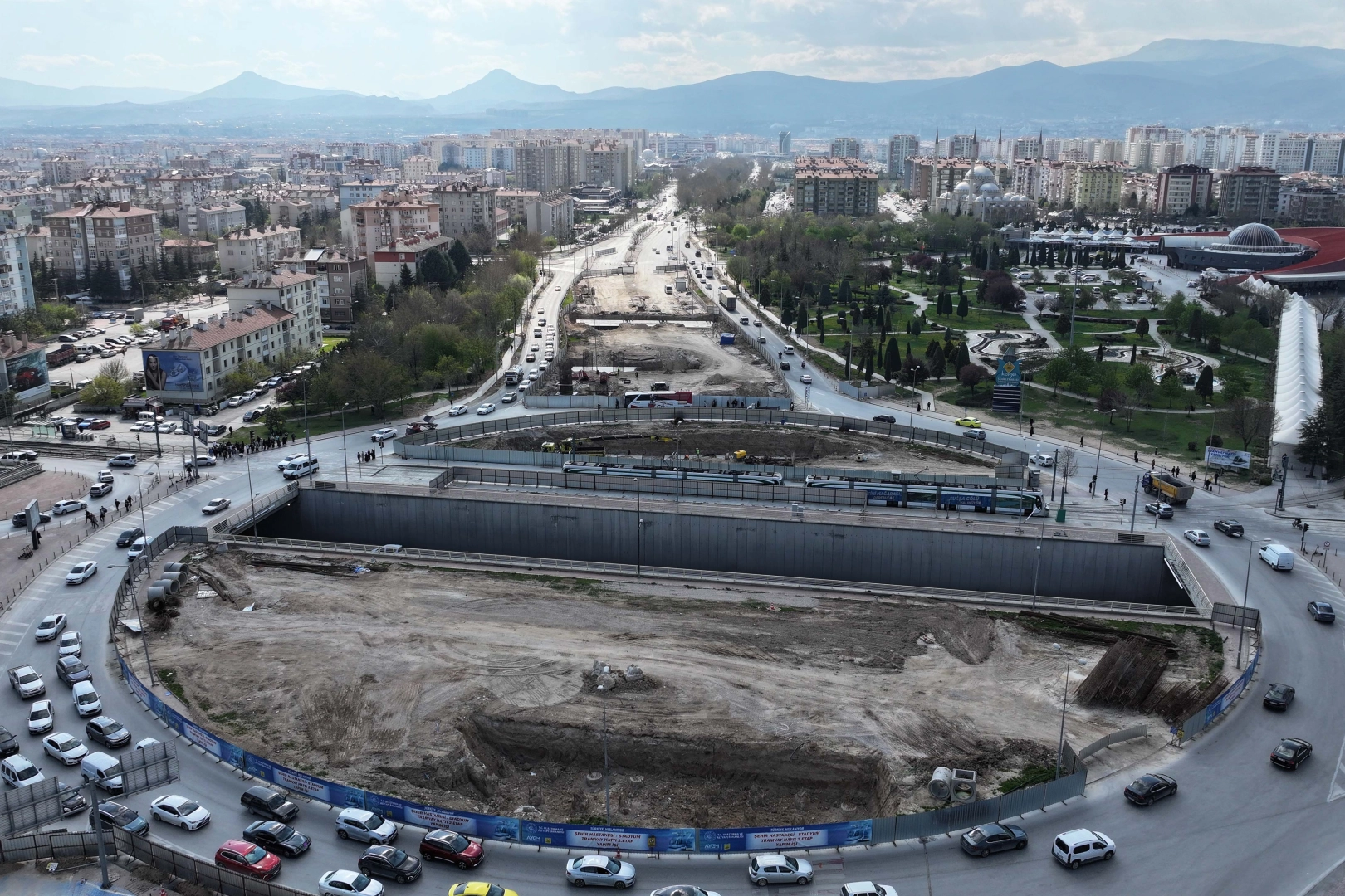 Konya Stadyum-Şehir Hastanesi Tramvay Hattı Otogar Kavşağı inşaatından genel görünüm