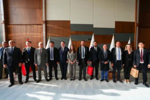 Manisa Mesir Festivali'nde farklı ülkelerden konuklar aynı sofrada buluştu, dostluk ve kardeşlik mesajları verildi.