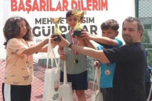 Şanlıurfa'da düzenlenen 23 Nisan Ulusal Egemenlik ve Çocuk Bayramı Tenis Turnuvası'nda dereceye giren sporcuların ödül töreninden bir görünüm.