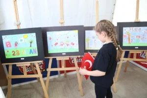 Kocaeli'deki 23 Nisan Şenliği'nde sergilenen çocuk ressamların eserleri