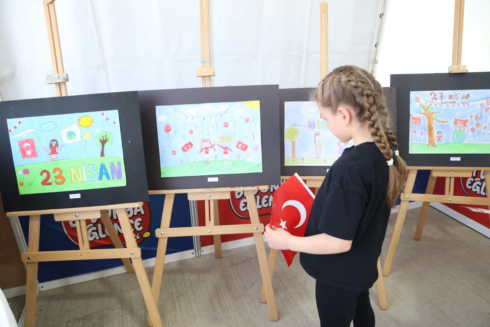Kocaeli'deki 23 Nisan Şenliği'nde sergilenen çocuk ressamların eserleri