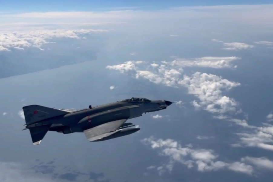 Türk Hava Kuvvetleri'ne ait F-4E/2020 savaş uçakları Karadeniz semalarında eğitim uçuşu yaparken