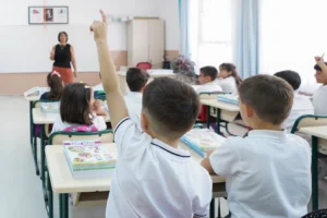 Millî Eğitim Bakanlığı logosu ve karekod sembolü