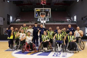 Gençlik ve Spor Bakanı Osman Aşkın Bak, Fenerbahçe ve Galatasaray'ı tebrik ediyor.