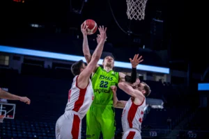 TOFAŞ basketbol takımı oyuncuları maç sonunda üzgün