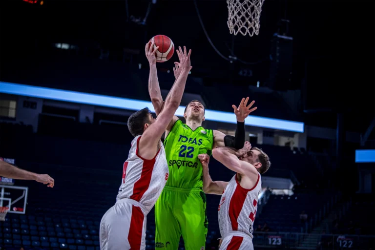 TOFAŞ basketbol takımı oyuncuları maç sonunda üzgün