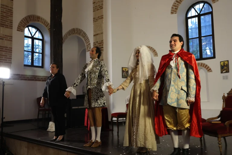 Nilüfer Belediyesi'nin Gölyazı'da sahnelediği La Serva Padrona operası gösterisinden bir kesit.