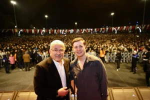 Ordu Büyükşehir Belediyesi'nin düzenlediği Poizi konserinde sahne alan sanatçı ve kalabalık