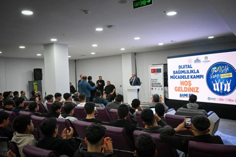 Malatya'da düzenlenen dijital bağımlılıkla mücadele kampına katılan gençler