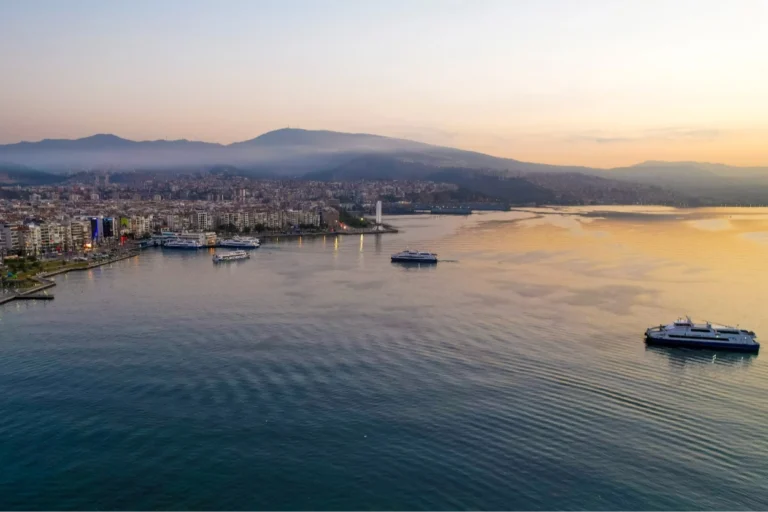 İzmir Körfezi'nde ekolojik kriz alarmı veren bilim insanları ve havza bazlı çözüm önerileri.