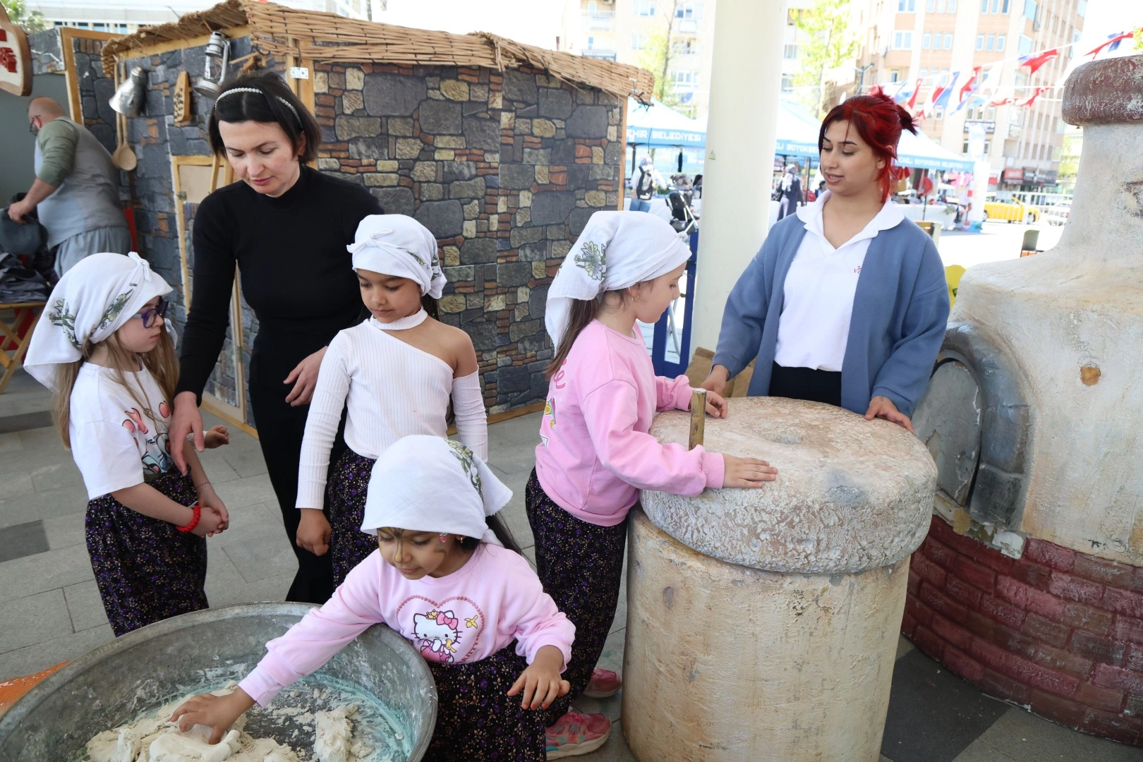 23 Nisan şenliğinde minik eller hamur yoğurarak köy yaşamını öğreniyor