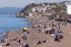 Akçakoca sahilleri baharda sıcak hava nedeniyle doldu