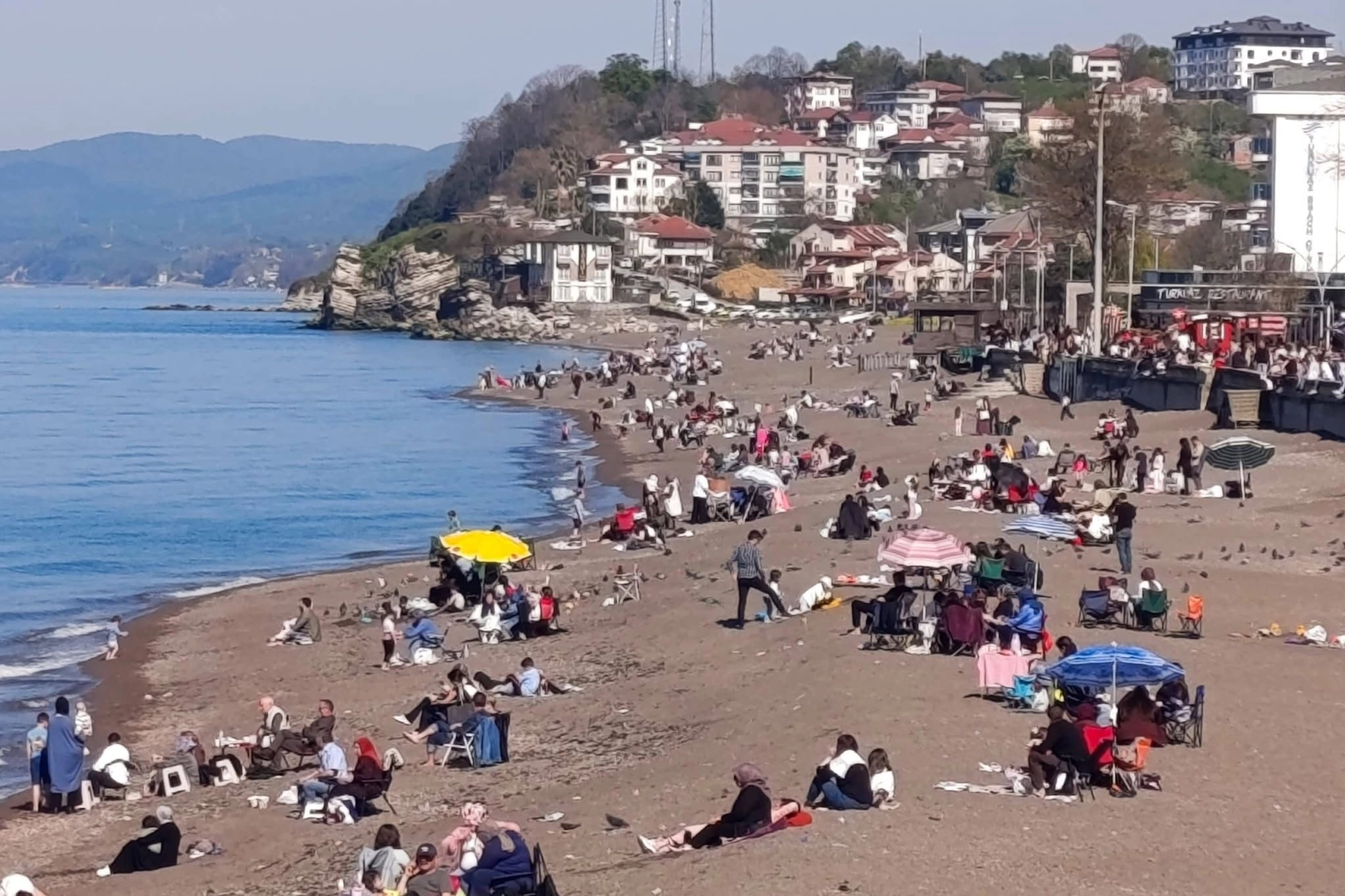 Akçakoca sahilleri baharda sıcak hava nedeniyle doldu