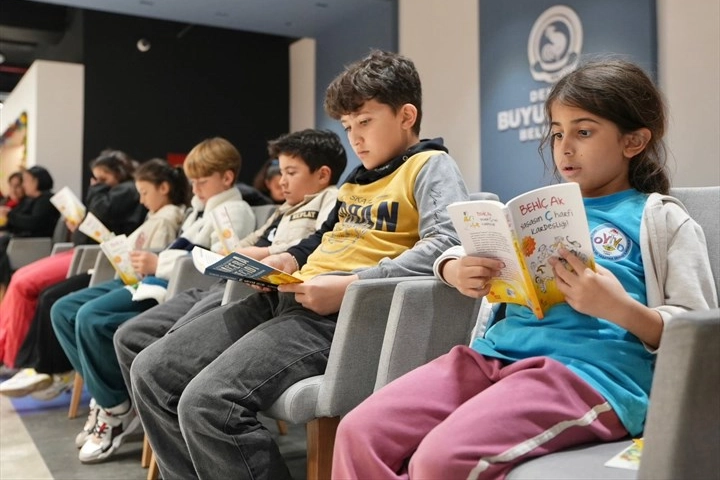 Denizli'de 'Telefonu Bırak, Kitaba Sarıl' etkinliğinde çocuklar kitap okuyor