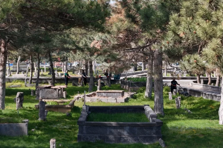 Kayseri Büyükşehir Belediyesi park ve bahçelerde yeşil alan bakım çalışması yapıyor