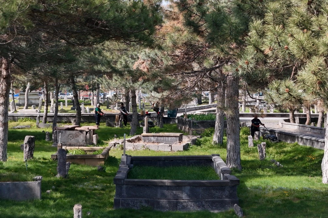 Kayseri Büyükşehir Belediyesi park ve bahçelerde yeşil alan bakım çalışması yapıyor