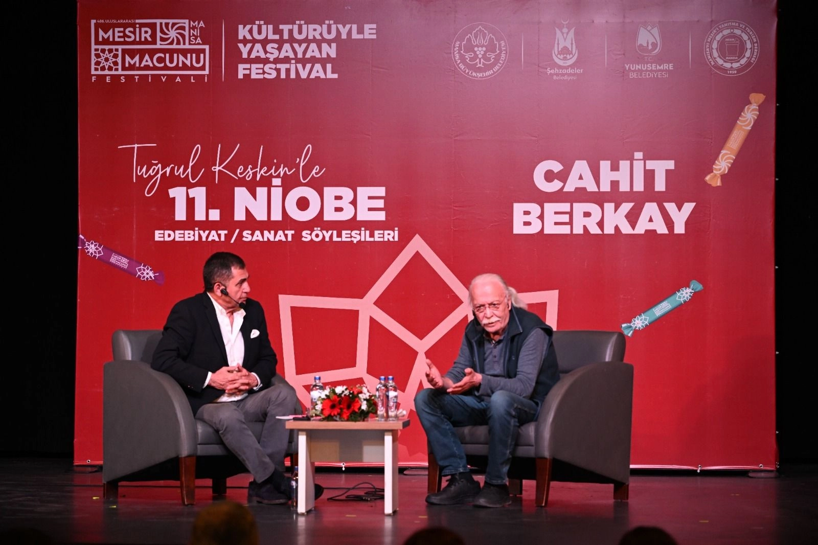 Usta sanatçı Cahit Berkay, Manisa Mesir Macunu Festivali kapsamında düzenlenen Niobe Edebiyat/Sanat Söyleşileri'nde sevenleriyle buluştu.