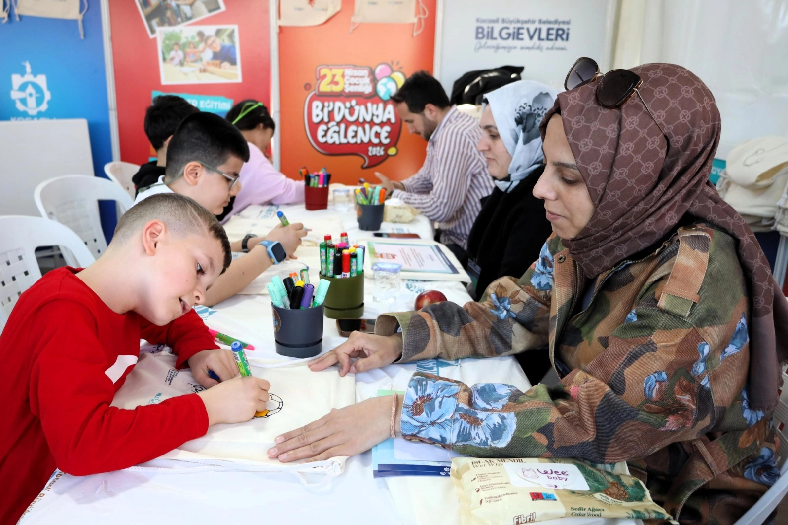 Kocaeli'de 23 Nisan şenliklerinde çocuklar atölye çalışmalarına katılıyor