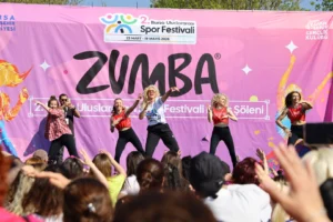 Bursa'da Dünya Dans Günü'nde Zumba Masterclass etkinliği.