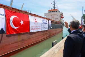 Mersin'den Lübnan'a insani yardım malzemeleri taşıyan gemi uğurlanıyor