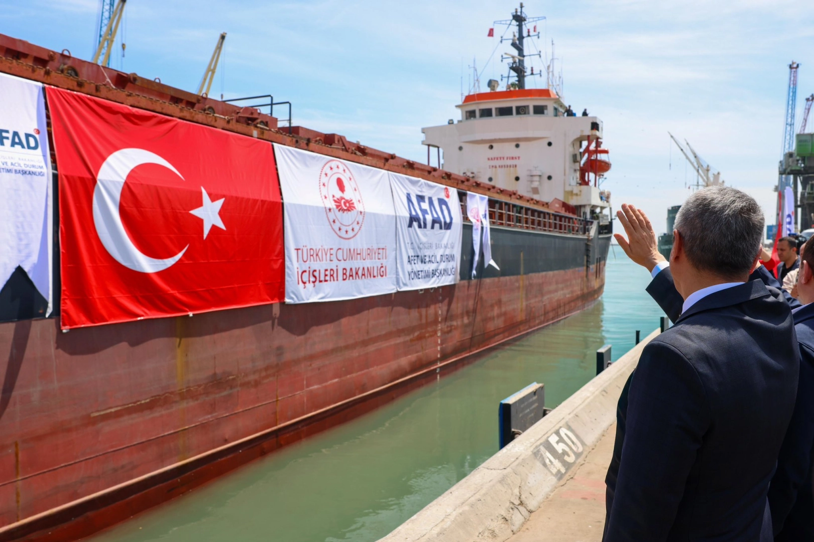 Mersin'den Lübnan'a insani yardım malzemeleri taşıyan gemi uğurlanıyor